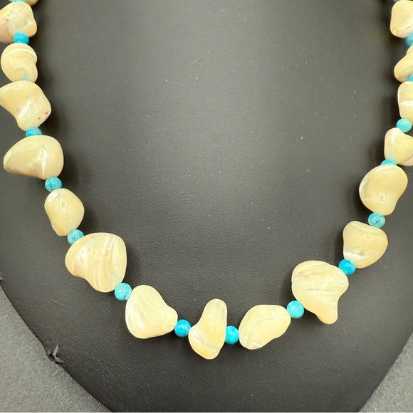 Elegant Vintage Cream Carved Shell and Turquoise Beaded Necklace - Picture 4 of 16